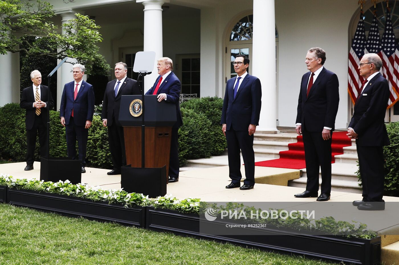 Президент США Дональд Трамп (в центре) во время брифинга в розовом саду возле Белого дома в Вашингтоне. Место: США, Вашингтон. Автор: Стрингер/РИА Новости. Брифинг президента США Д. Трампа