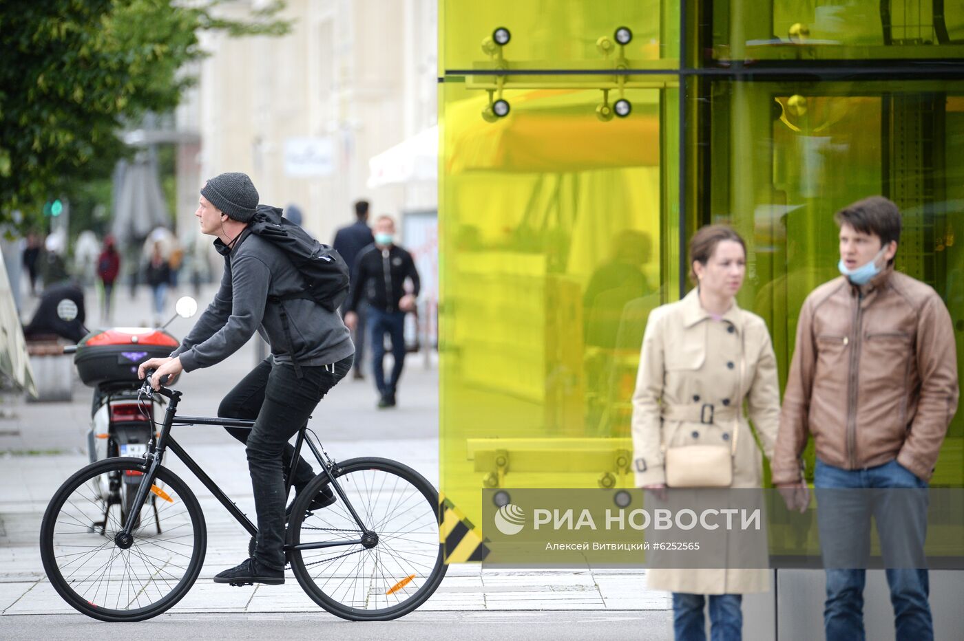 Горожане на улице в Варшаве. С 30 мая жителям Польши разрешается ходить без масок, везде кроме магазинов, транспорта и кино, при соблюдении дистанции. Место: Польша, Варшава. Автор: Алексей Витвицкий/РИА Новости. Ослабление карантинных мер в Варшаве