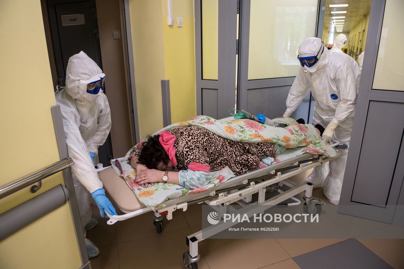 Медицинские работники Тверской областной клинической больницы в палате с коронавирусными больными. Место: Россия, Тверь. Автор: Илья Питалев/РИА Новости. Госпиталь COVID-19 в Тверской областной больнице