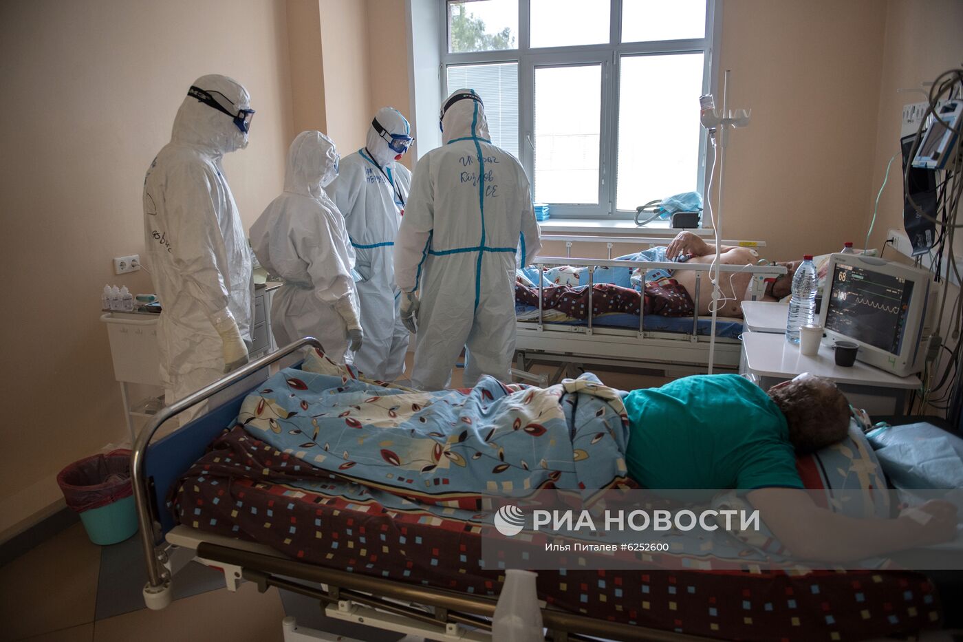 Медицинские работники Тверской областной клинической больницы в палате с коронавирусными больными. Место: Россия, Тверь. Автор: Илья Питалев/РИА Новости. Госпиталь COVID-19 в Тверской областной больнице