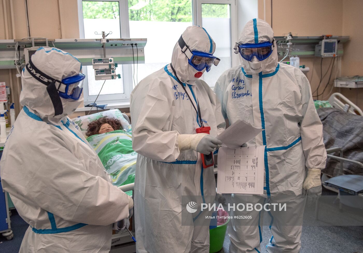 Медицинские работники Тверской областной клинической больницы в палате с коронавирусными больными. Место: Россия, Тверь. Автор: Илья Питалев/РИА Новости. Госпиталь COVID-19 в Тверской областной больнице
