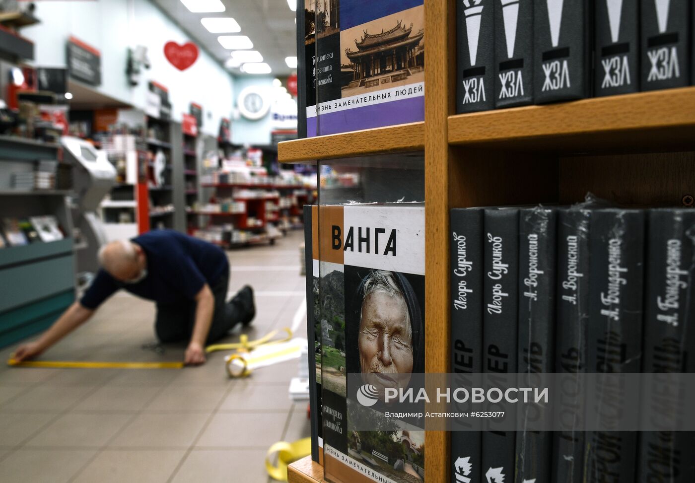 Подготовка книжного магазина "Москва" к открытию после карантина