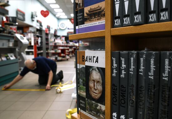 Подготовка книжного магазина "Москва" к открытию после карантина