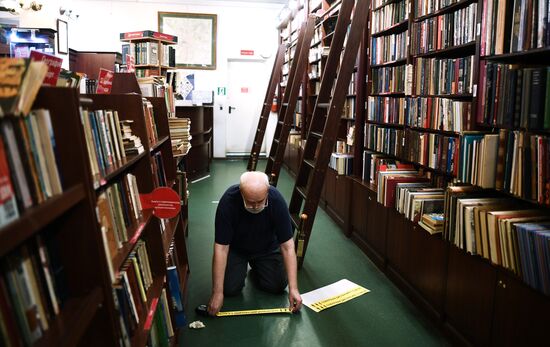 Подготовка книжного магазина "Москва" к открытию после карантина