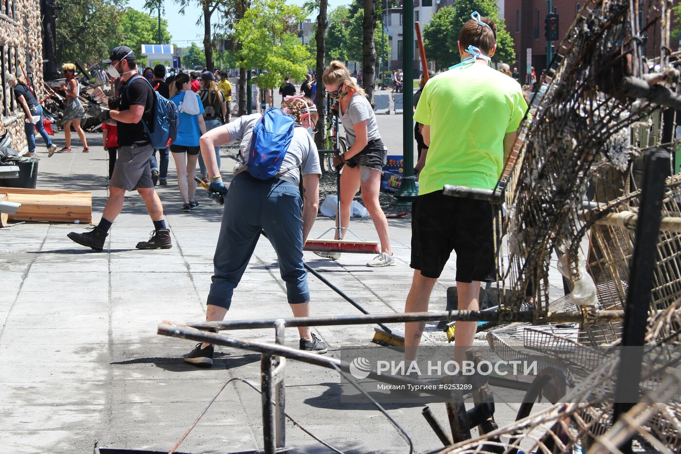 Жители Миннеаполиса ликвидируют последствия беспорядков