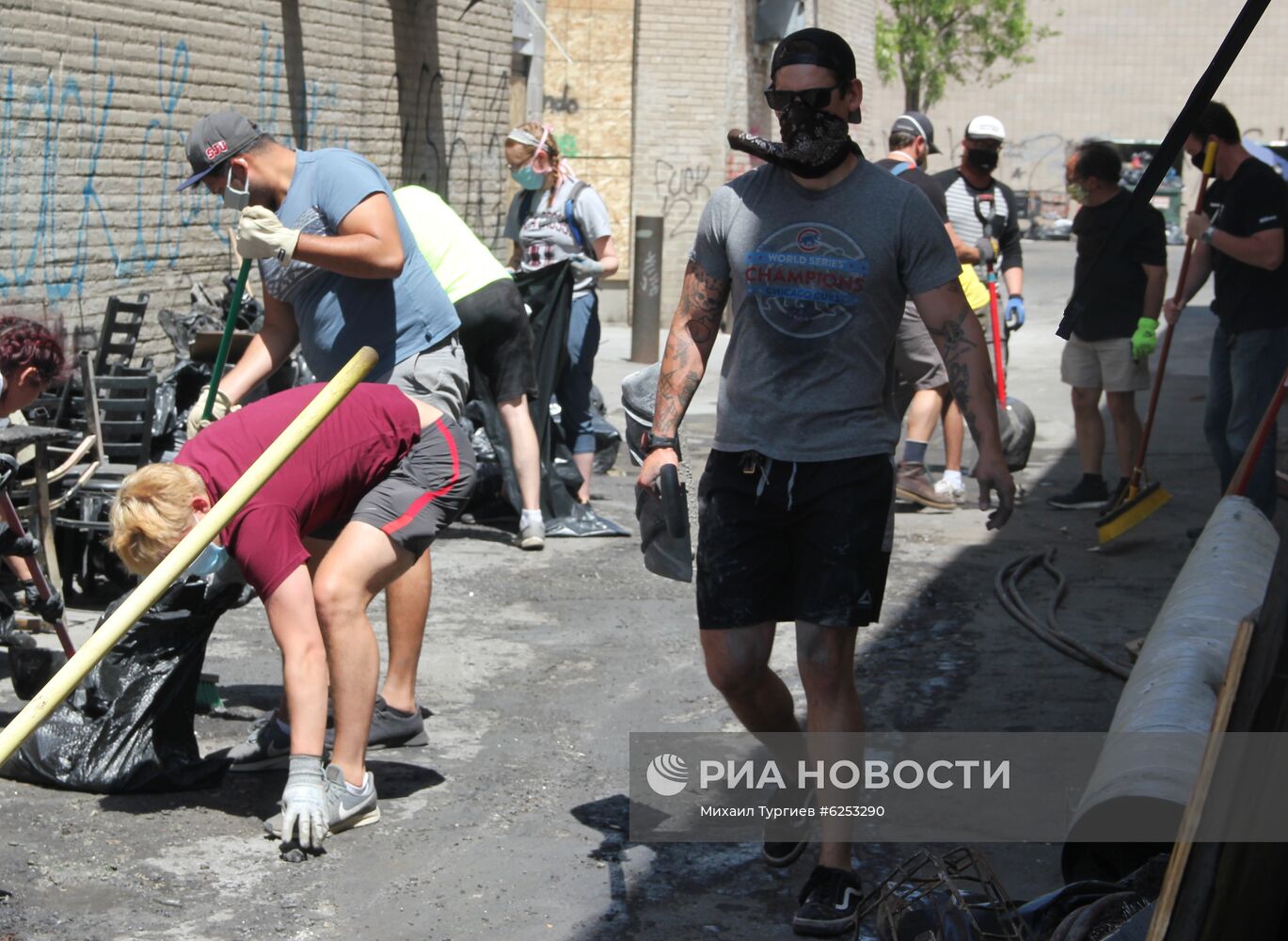 Жители Миннеаполиса ликвидируют последствия беспорядков