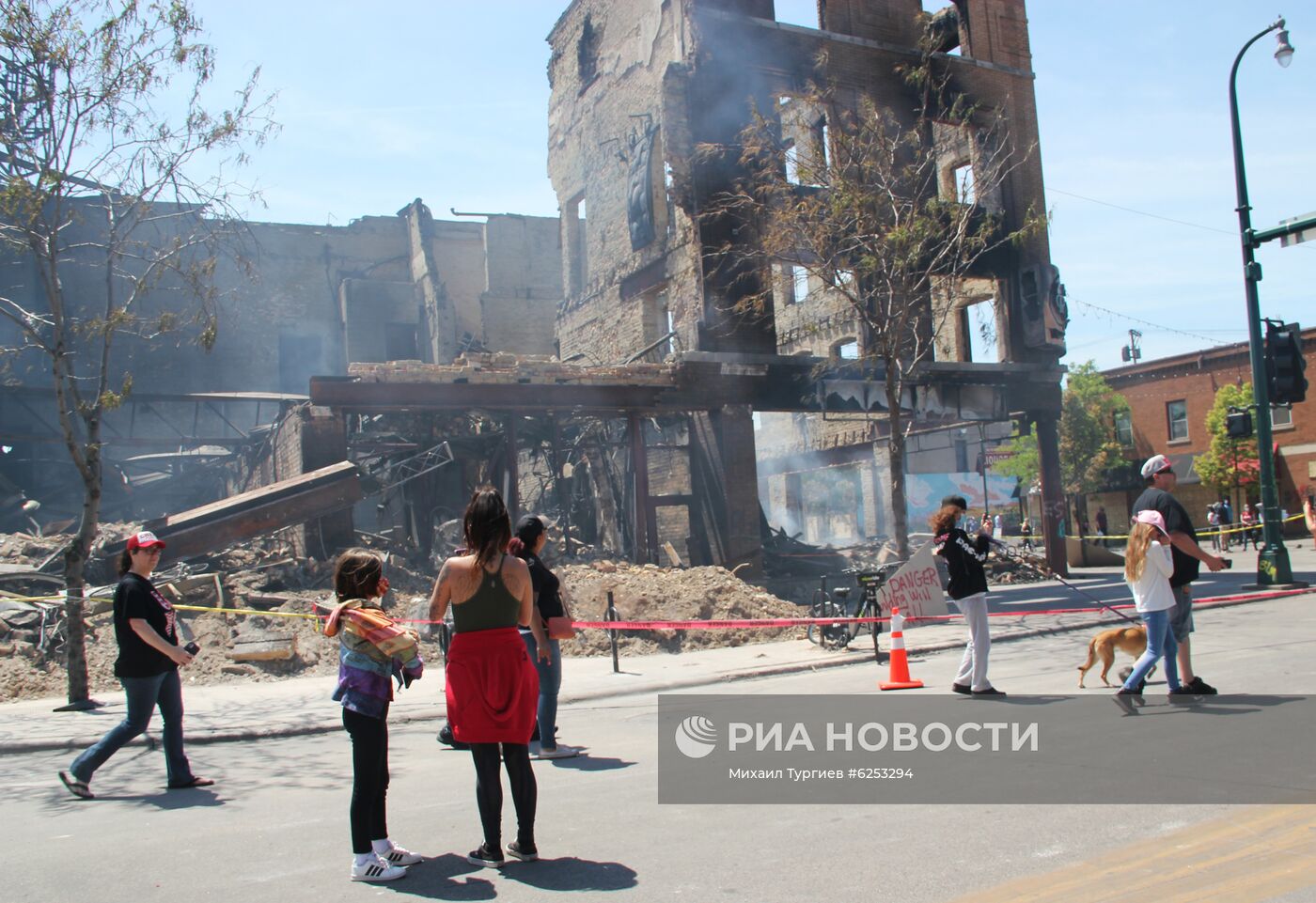 Жители Миннеаполиса ликвидируют последствия беспорядков