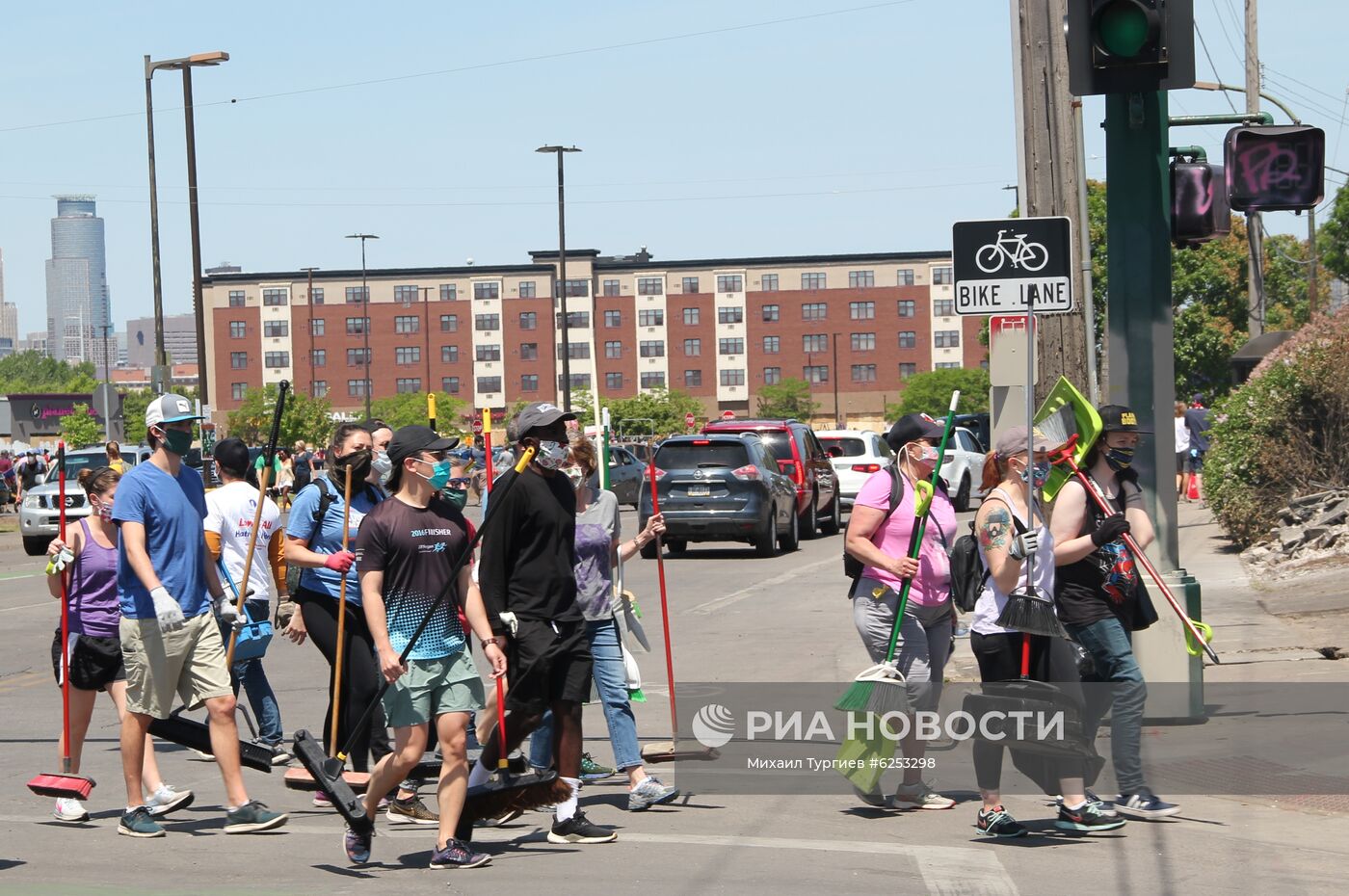 Жители Миннеаполиса ликвидируют последствия беспорядков