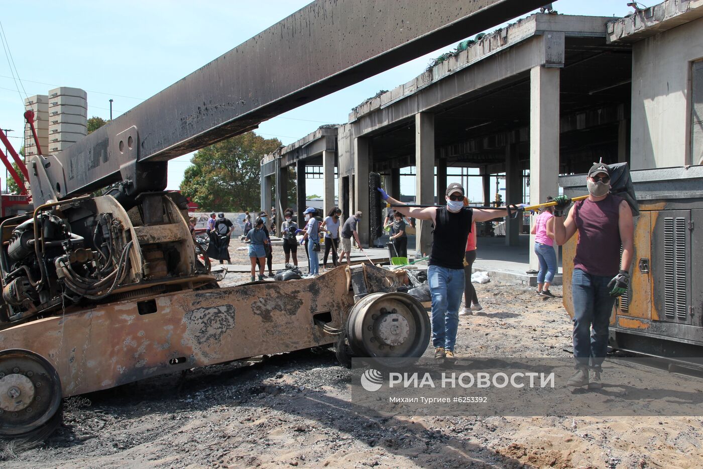 Жители Миннеаполиса ликвидируют последствия беспорядков