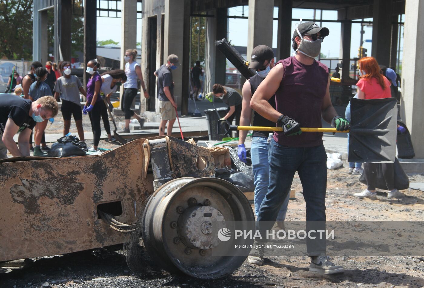 Жители Миннеаполиса ликвидируют последствия беспорядков