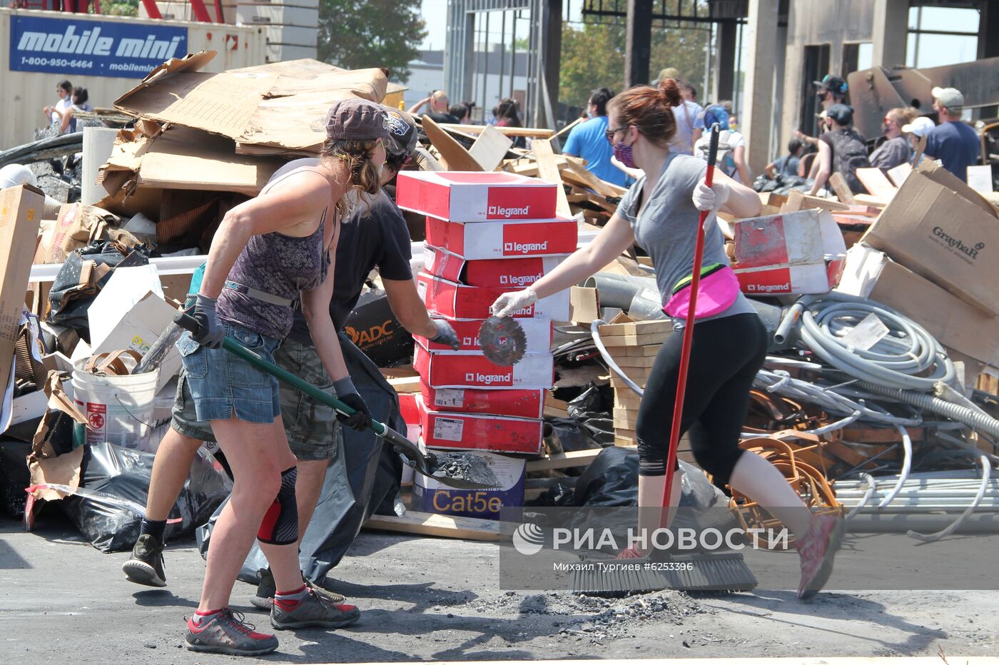 Жители Миннеаполиса ликвидируют последствия беспорядков