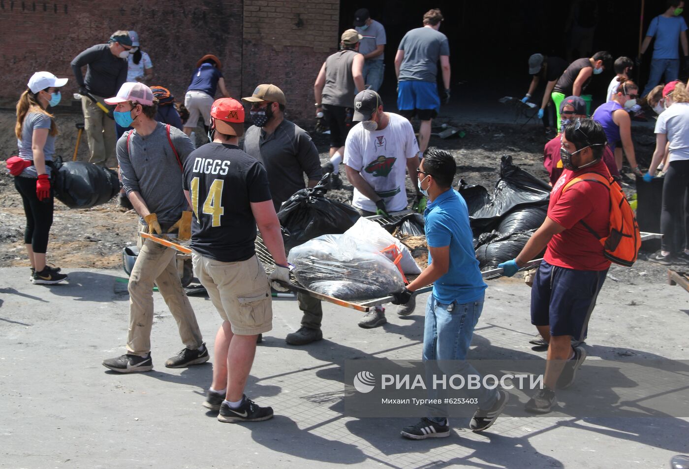 Жители Миннеаполиса ликвидируют последствия беспорядков