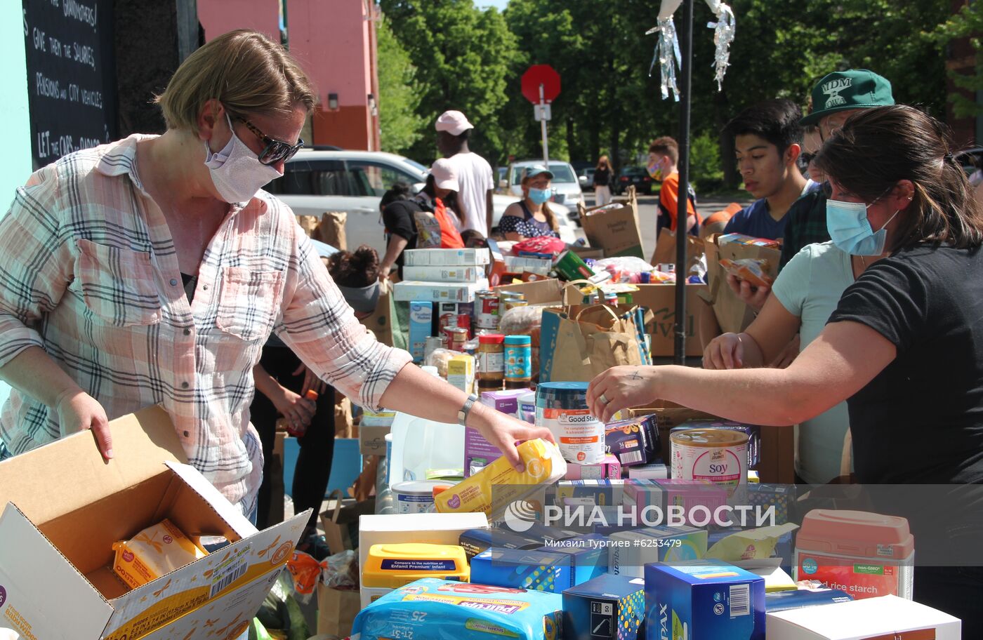 Жители Миннеаполиса ликвидируют последствия беспорядков