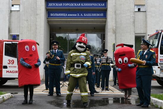 Поздравление пациентов больницы им. Башляевой с Днем защиты детей