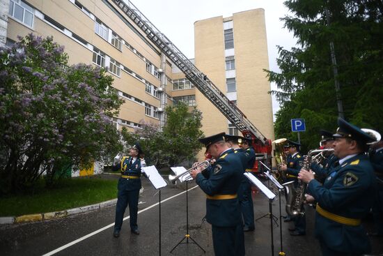 Поздравление пациентов больницы им. Башляевой с Днем защиты детей