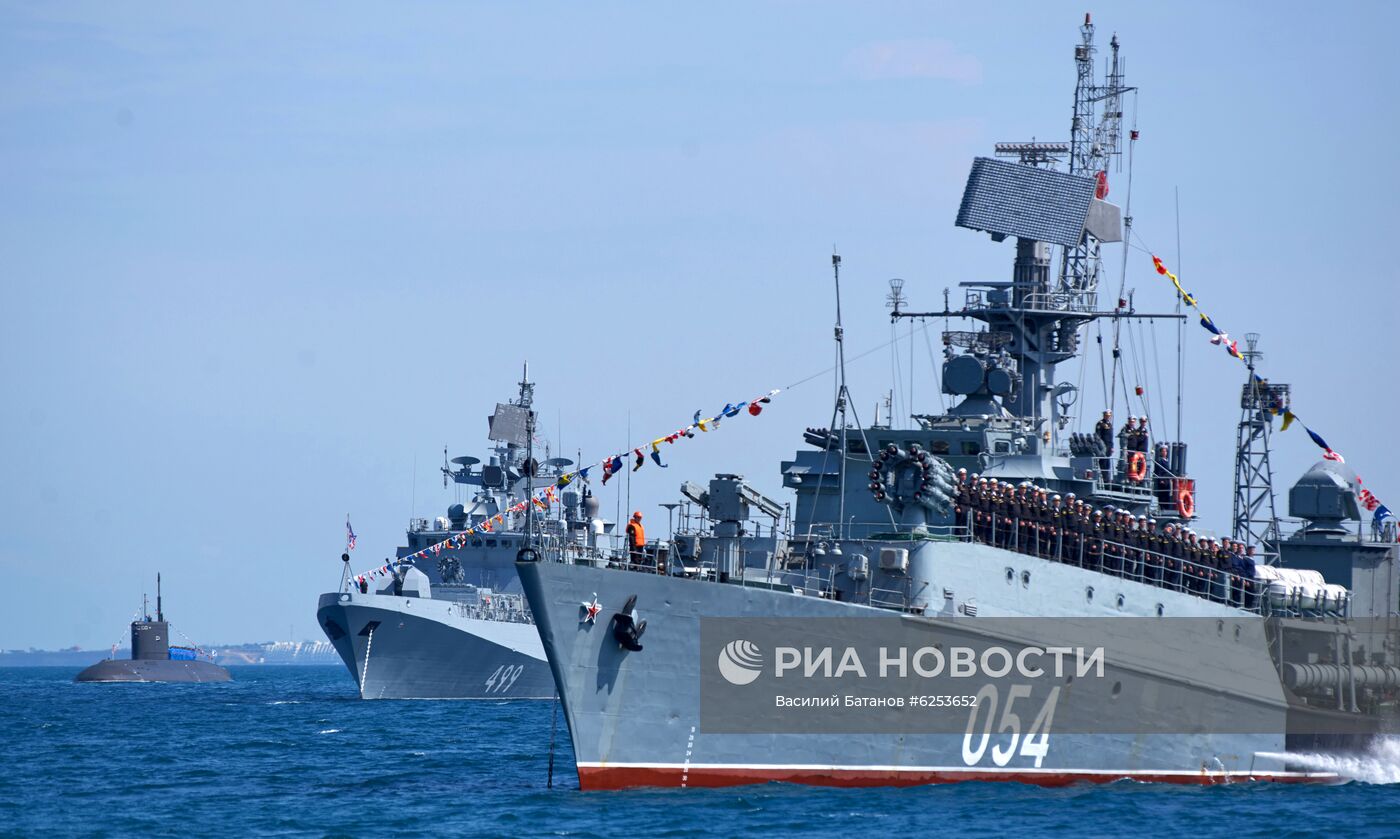 Летний период обучения на ЧФ впервые открылся смотром на рейде Севастополя