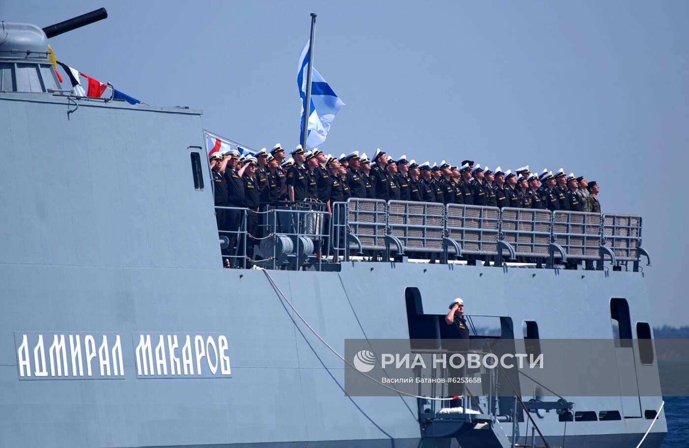 Летний период обучения на ЧФ впервые открылся смотром на рейде Севастополя