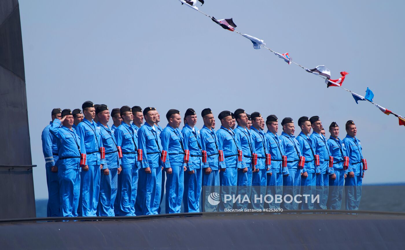 Летний период обучения на ЧФ впервые открылся смотром на рейде Севастополя