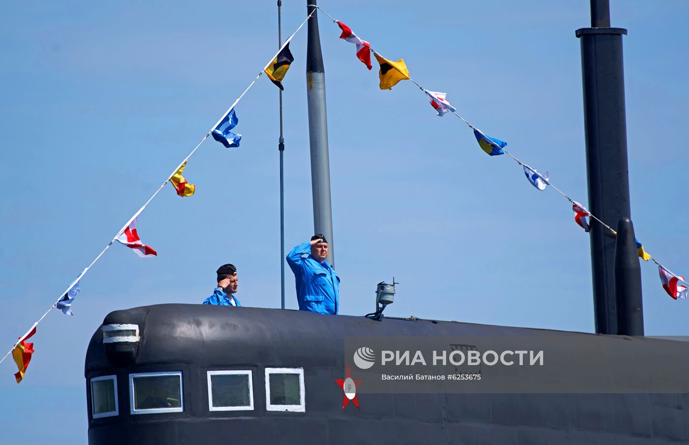 Летний период обучения на ЧФ впервые открылся смотром на рейде Севастополя