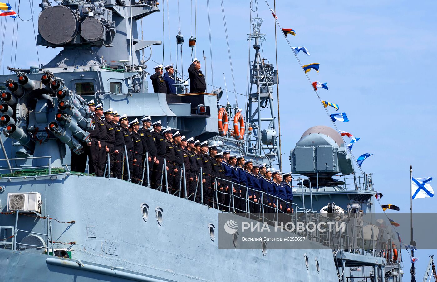 Летний период обучения на ЧФ впервые открылся смотром на рейде Севастополя