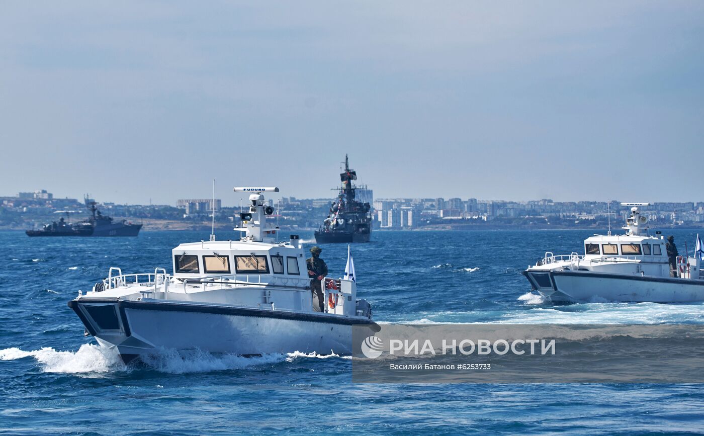 Летний период обучения на ЧФ впервые открылся смотром на рейде Севастополя