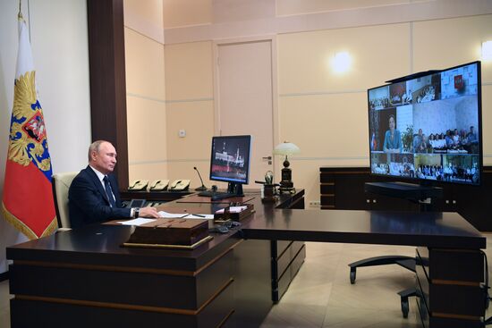 Президент РФ В. Путин встретился в режиме телемоста с уполномоченным по правам ребенка А. Кузнецовой и многодетными семьями