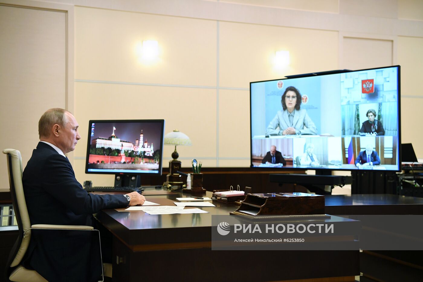 Президент РФ В. Путин провел совещание с руководством ЦИК и членами рабочей группы о внесении поправок в Конституцию