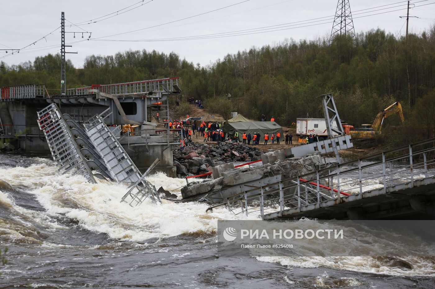 Железнодорожный мост обрушился в Мурманской области