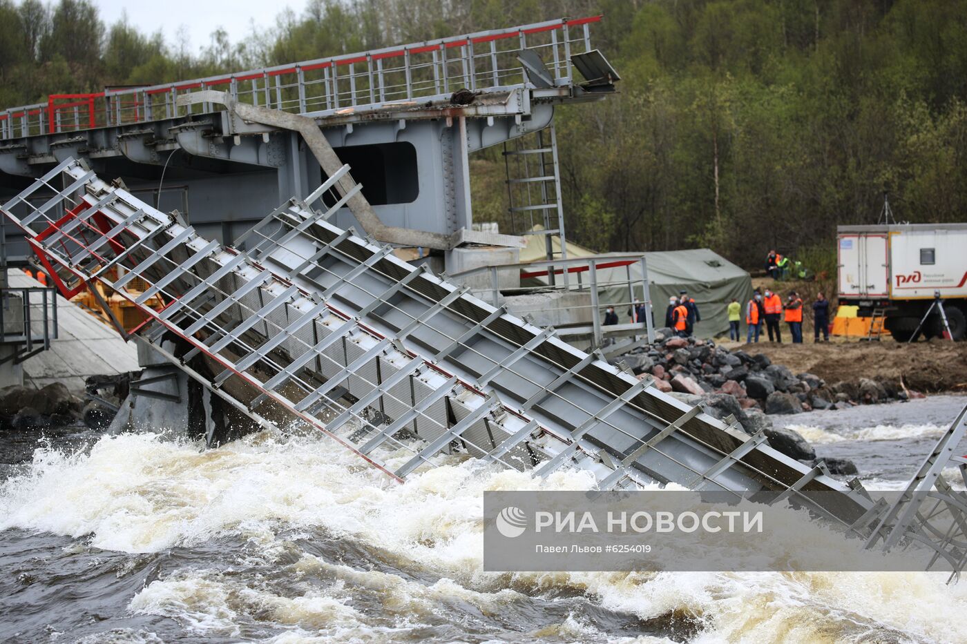 Железнодорожный мост обрушился в Мурманской области