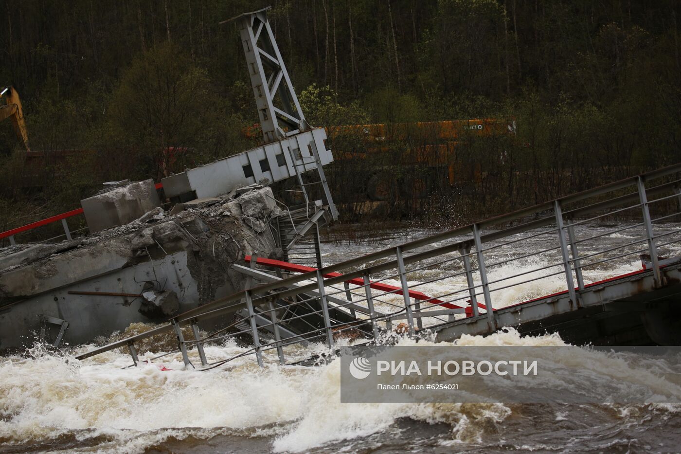 Железнодорожный мост обрушился в Мурманской области