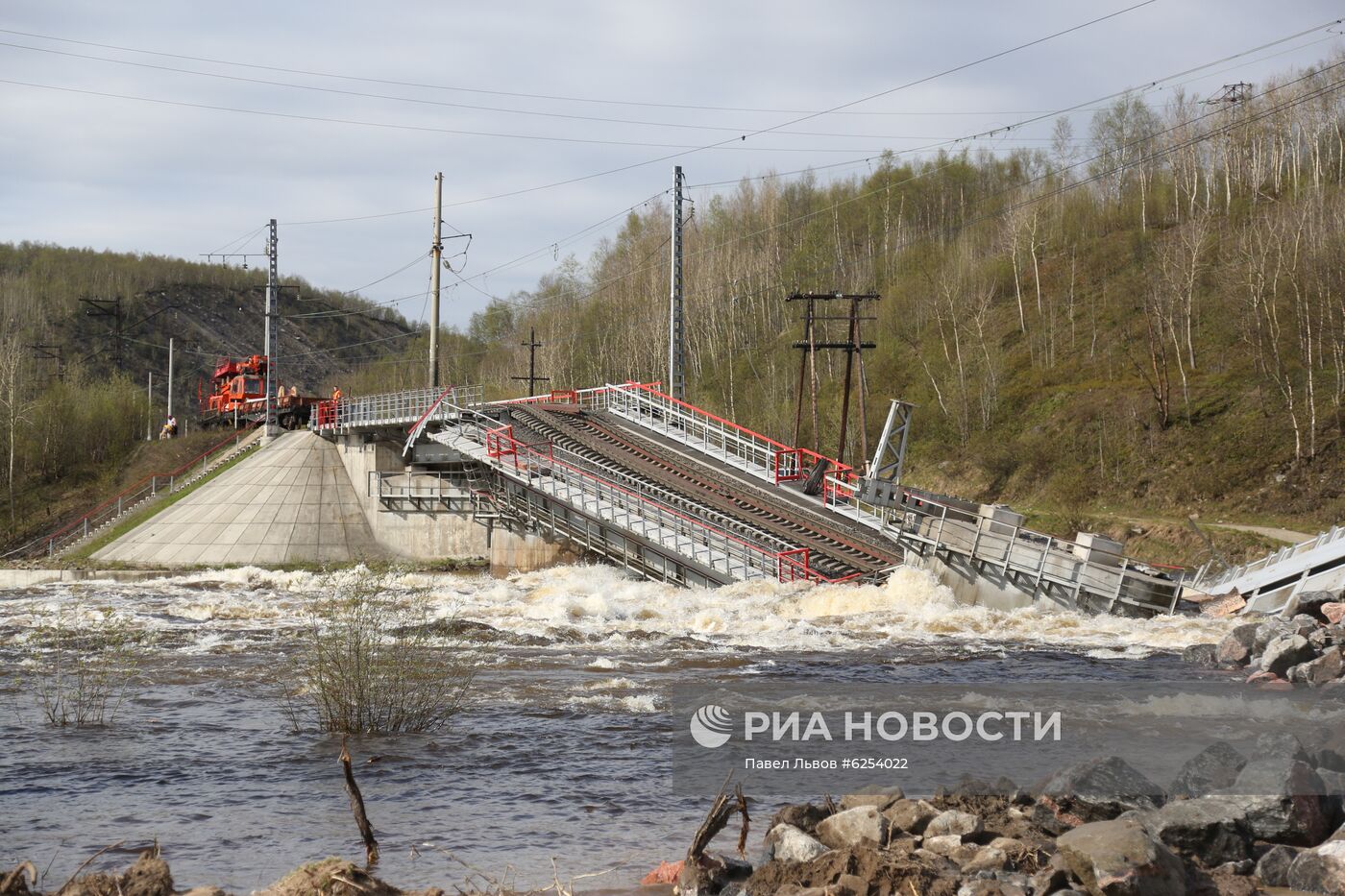 Железнодорожный мост обрушился в Мурманской области