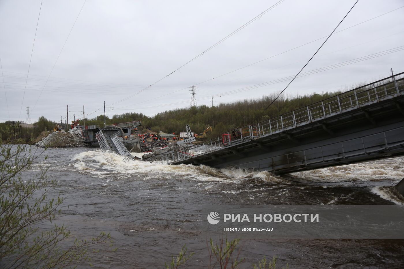 Железнодорожный мост обрушился в Мурманской области