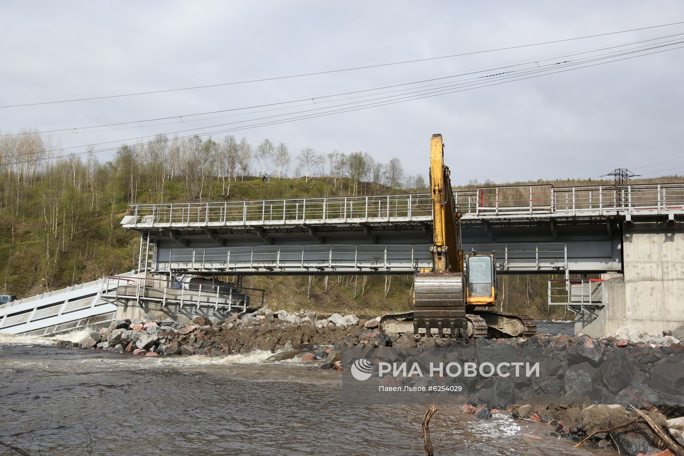 Железнодорожный мост обрушился в Мурманской области