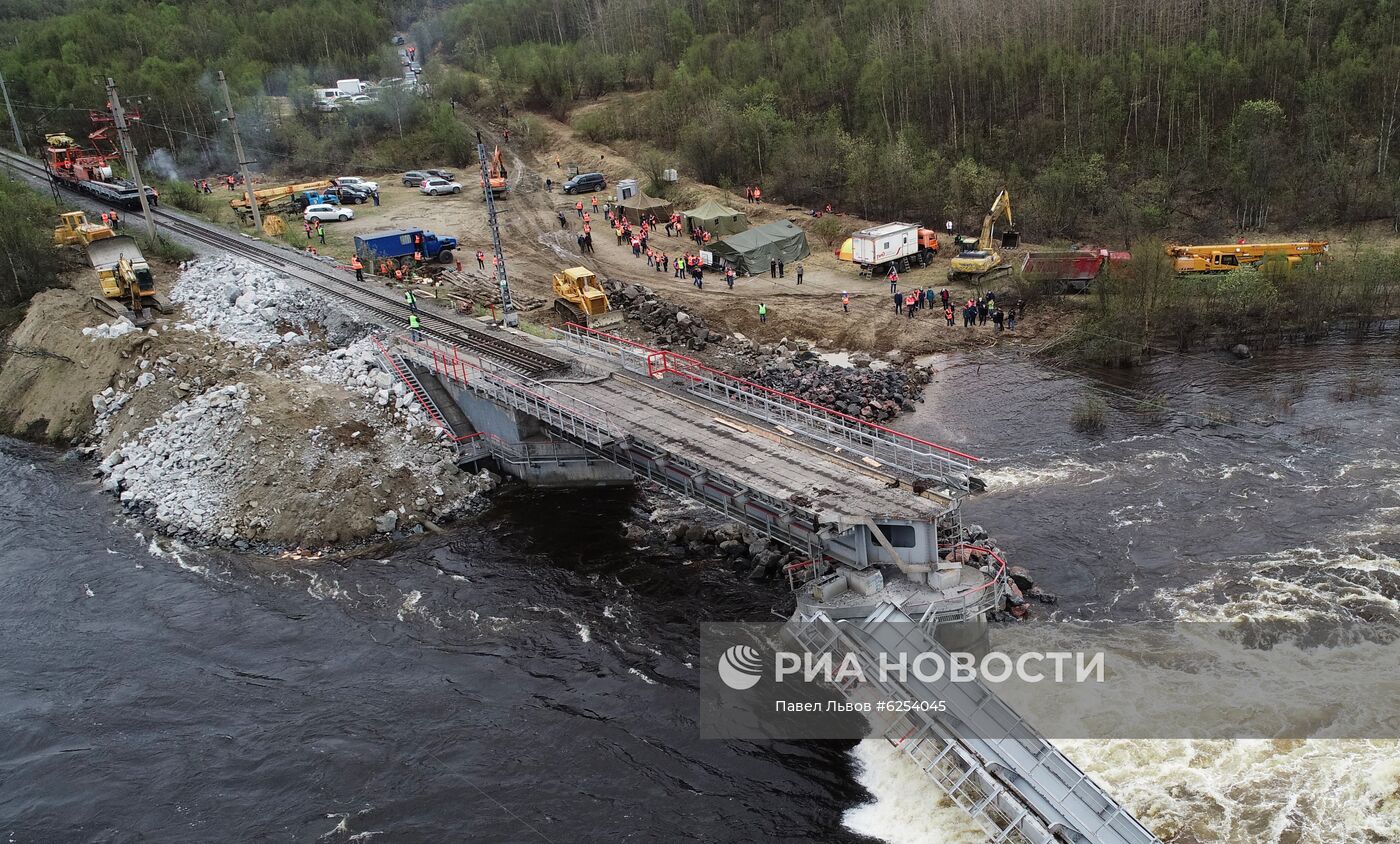 Железнодорожный мост обрушился в Мурманской области