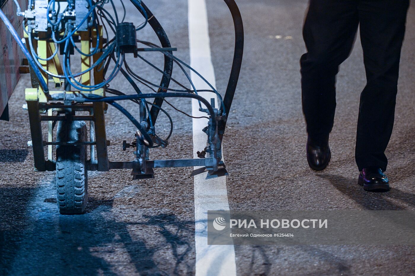 Нанесение временной дорожной разметки к параду Победы в Москве 