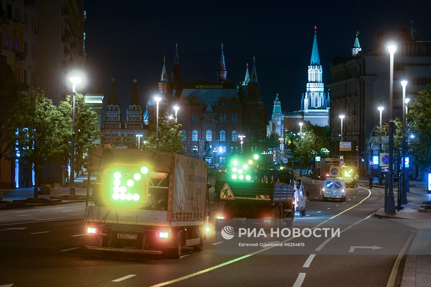 Нанесение временной дорожной разметки к параду Победы в Москве 