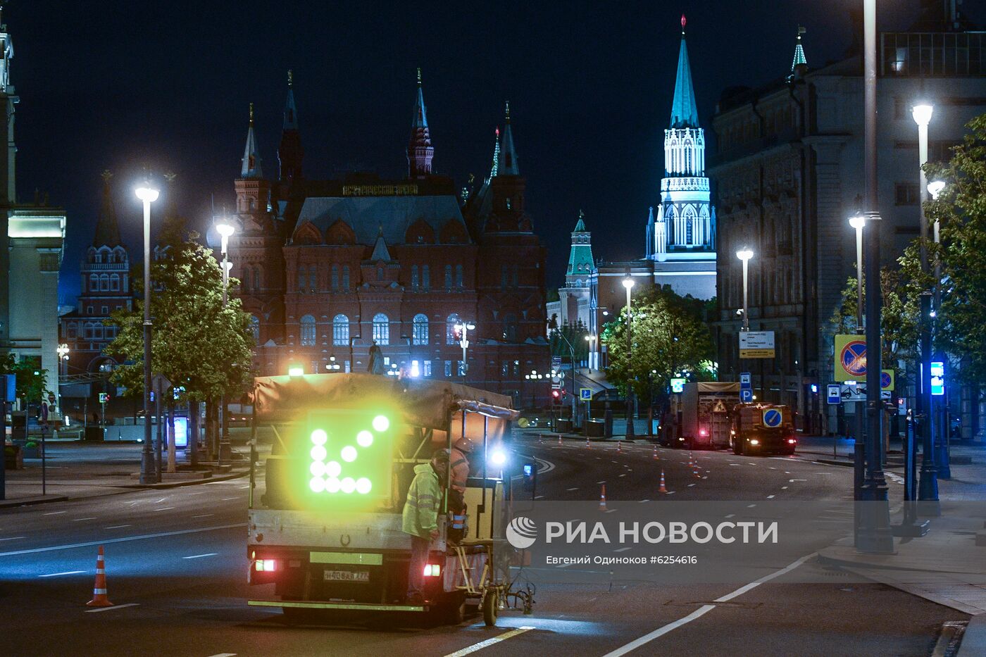 Нанесение временной дорожной разметки к параду Победы в Москве 