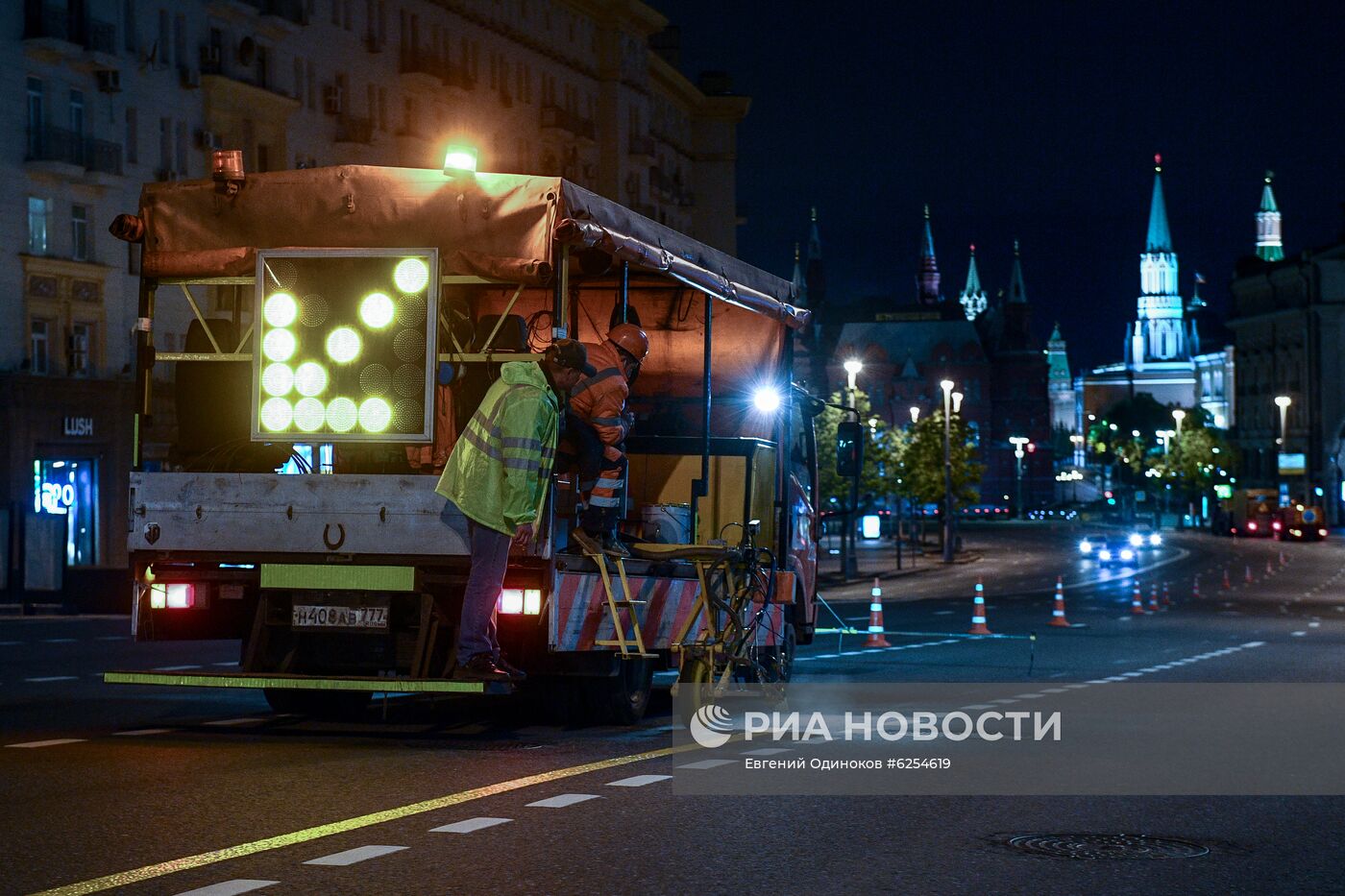 Нанесение временной дорожной разметки к параду Победы в Москве 