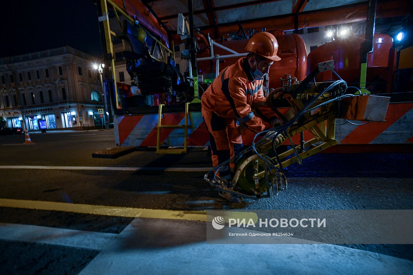 Нанесение временной дорожной разметки к параду Победы в Москве 