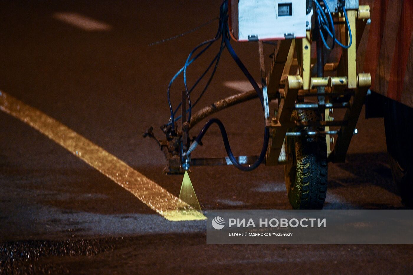 Нанесение временной дорожной разметки к параду Победы в Москве 