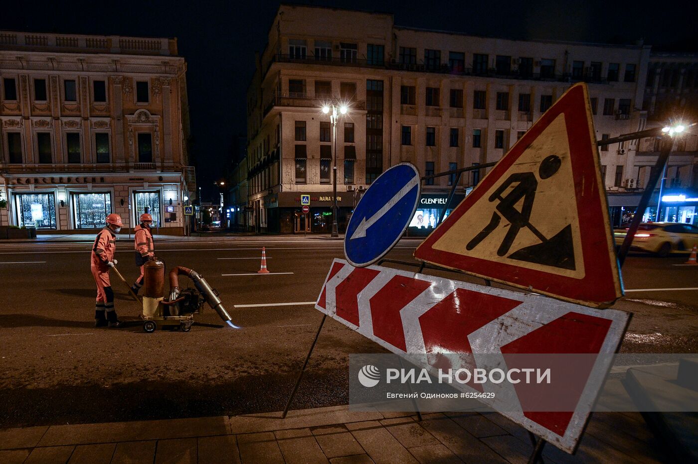 Нанесение временной дорожной разметки к параду Победы в Москве 