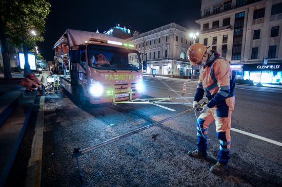 Нанесение временной дорожной разметки к параду Победы в Москве 