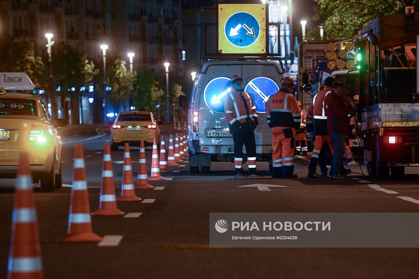 Нанесение временной дорожной разметки к параду Победы в Москве 