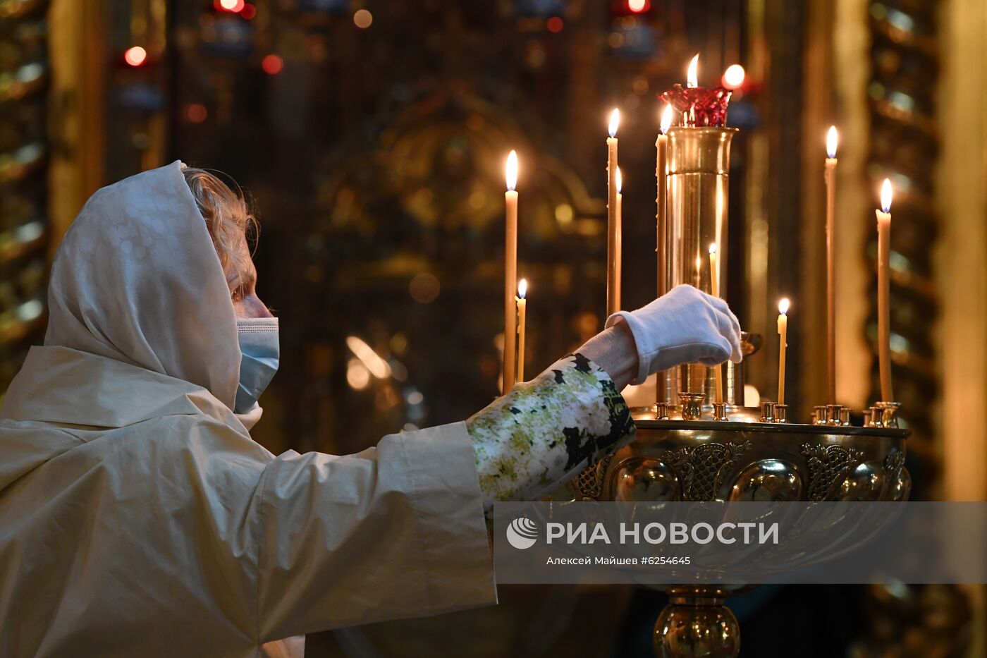 Храм Христа Спасителя и Богоявленский собор открылись после карантина