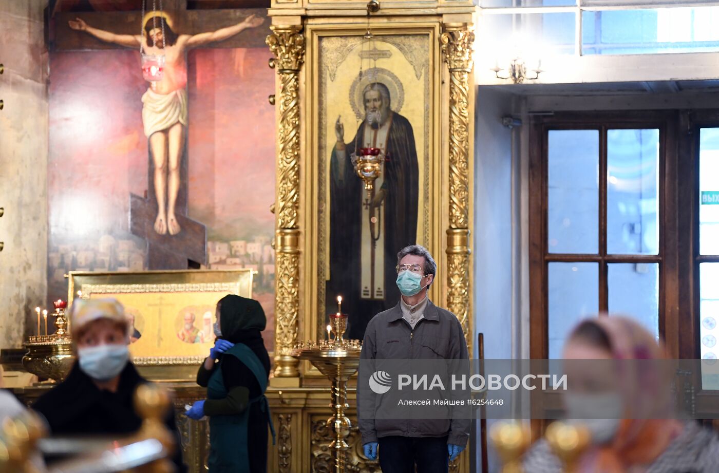 Храм Христа Спасителя и Богоявленский собор открылись после карантина