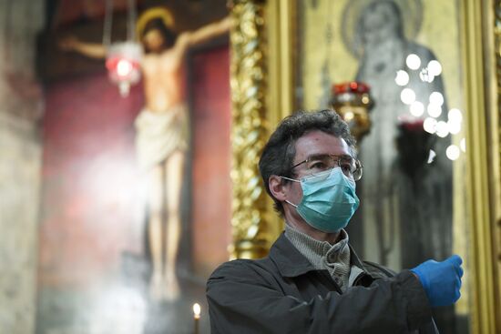 Храм Христа Спасителя и Богоявленский собор открылись после карантина