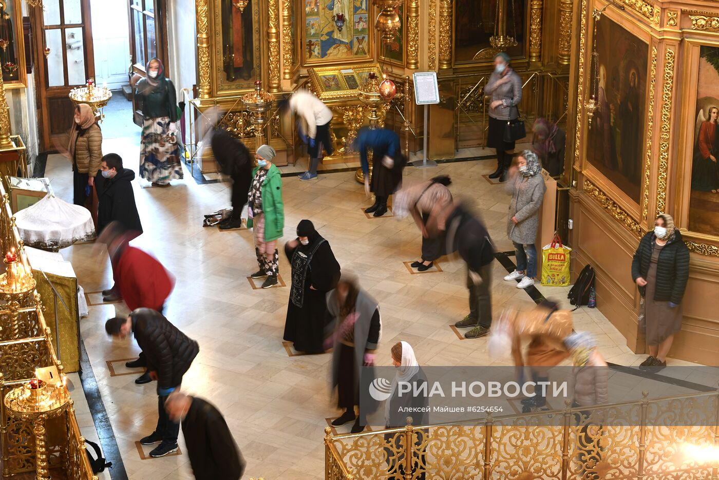 Храм Христа Спасителя и Богоявленский собор открылись после карантина