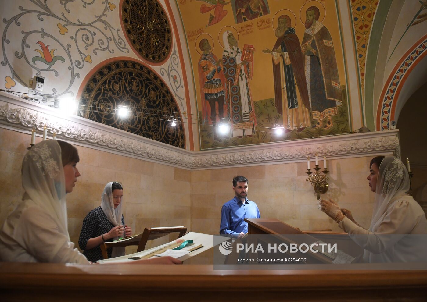 Храм Христа Спасителя и Богоявленский собор открылись после карантина