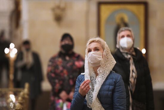 Храм Христа Спасителя и Богоявленский собор открылись после карантина