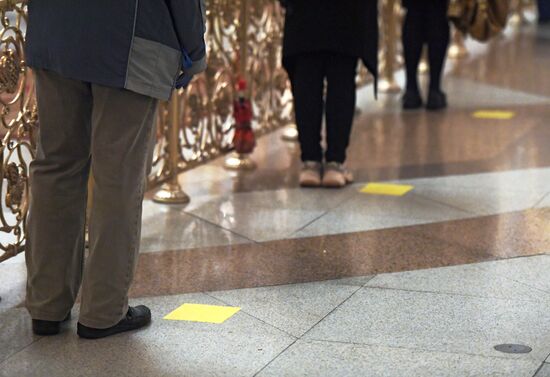 Храм Христа Спасителя и Богоявленский собор открылись после карантина